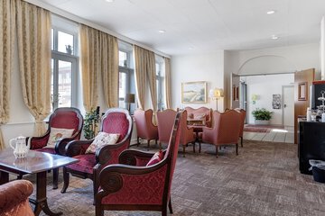 Lobby lounge