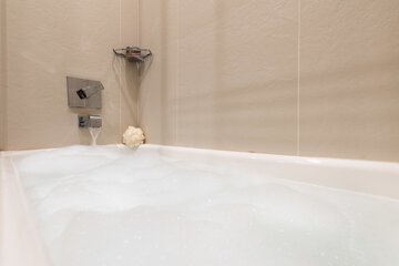 Deep soaking bathtub