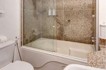 Deep soaking bathtub