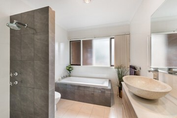 Deep soaking bathtub