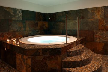 Indoor spa tub