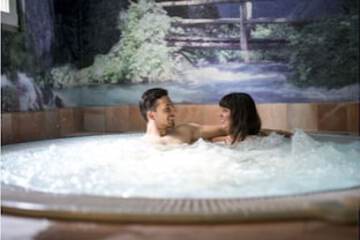 Indoor spa tub