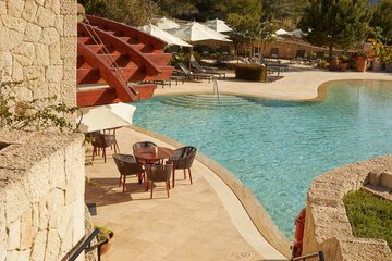 Poolside bar