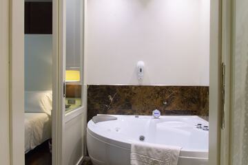 Jetted tub