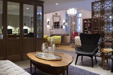 Lobby lounge