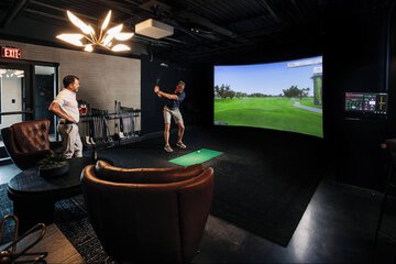Indoor golf driving range