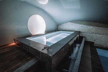 Indoor spa tub