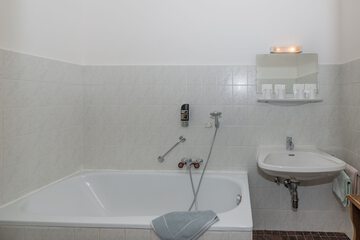 Deep soaking bathtub