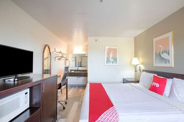 OYO Woodland Hotel and Suites