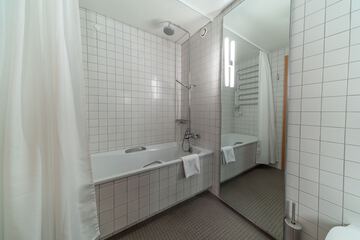 Deep soaking bathtub