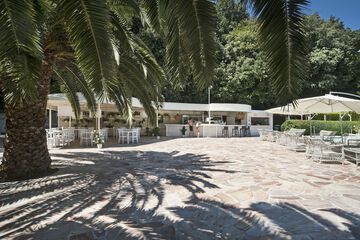 Poolside bar