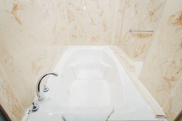 Deep soaking bathtub