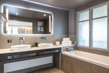 Bathroom sink