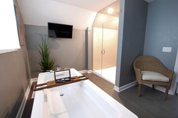 Deep soaking bathtub