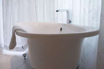 Deep soaking bathtub