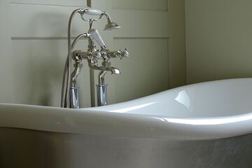 Deep soaking bathtub