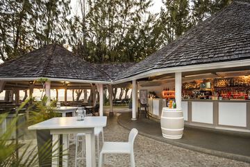 Poolside bar