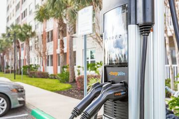 Electric vehicle charging station