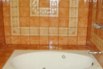 Deep soaking bathtub