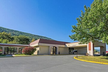 Econo Lodge Inn & Suites