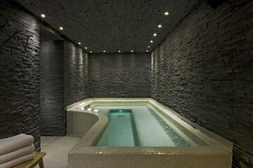 Indoor spa tub