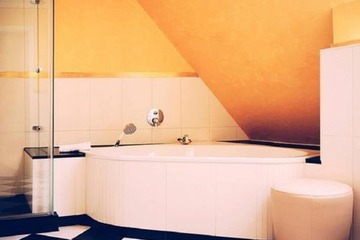 Deep soaking bathtub