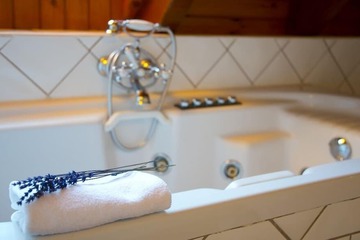 Deep soaking bathtub