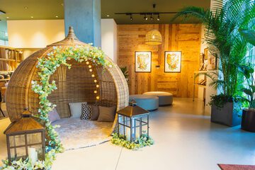 Lobby lounge