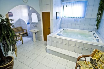 Indoor spa tub