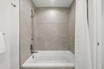 Deep soaking bathtub
