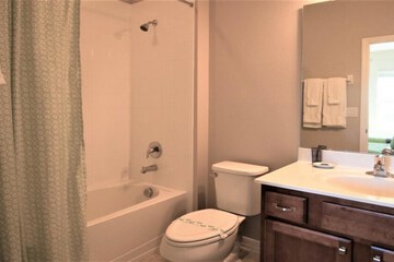 Deep soaking bathtub
