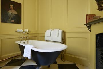 Deep soaking bathtub