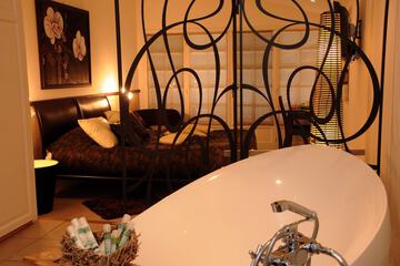 Deep soaking bathtub