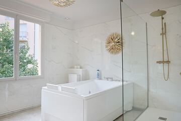 Indoor spa tub