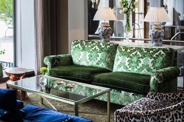 Lobby lounge