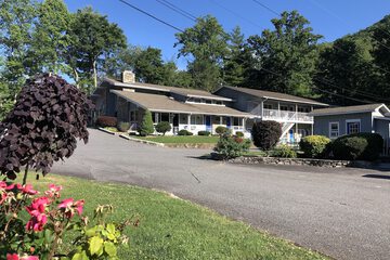 Meadowlark Motel with Restaurant & Bar