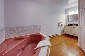 Deep Soaking Bathtub