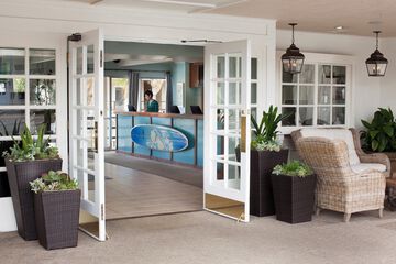 Lobby lounge
