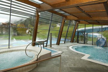 Indoor spa tub