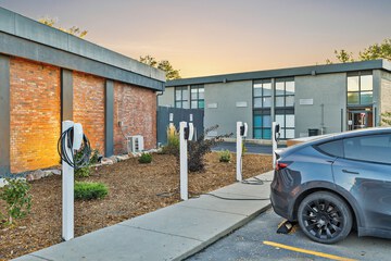 Electric vehicle charging station