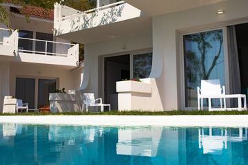 Infinity pool