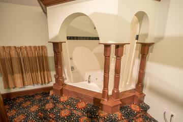 Deep soaking bathtub