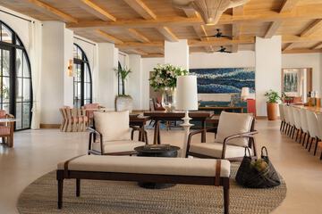 Lobby lounge