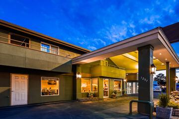 RiverTree Inn & Suites