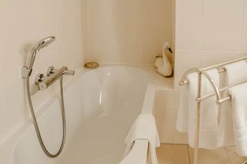 Deep soaking bathtub