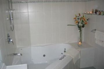 Deep Soaking Bathtub