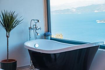 Deep soaking bathtub