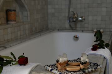 Deep soaking bathtub