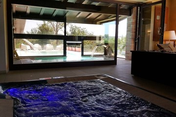 Indoor spa tub
