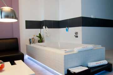 Deep soaking bathtub